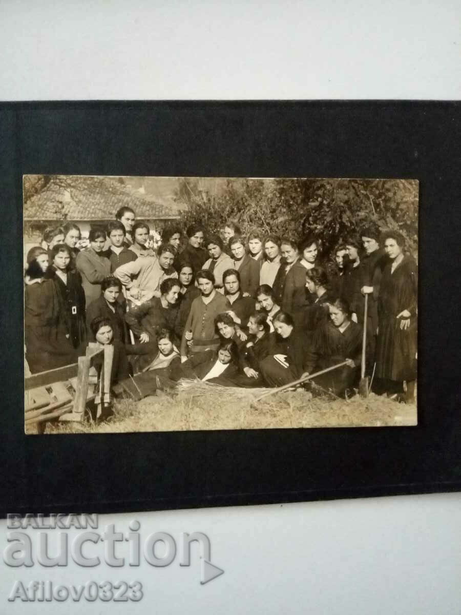 Fotografie veche - bucurie după muncă.