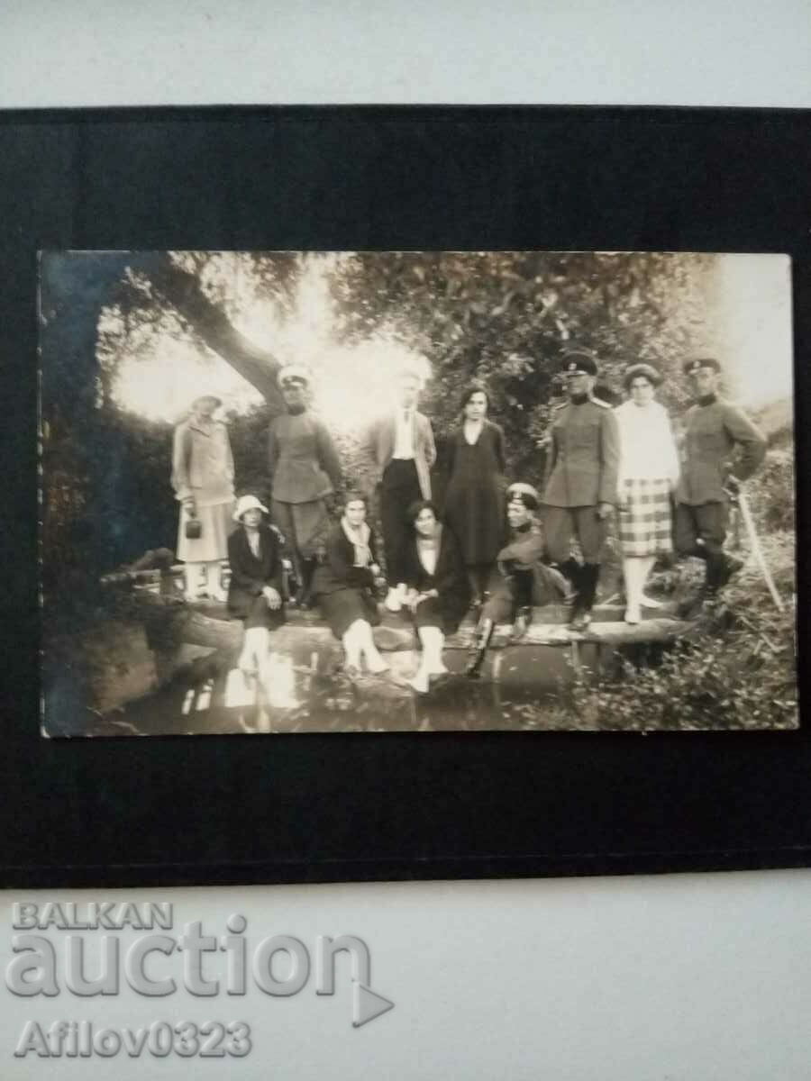 Old photo - officers tense in front of the ladies.