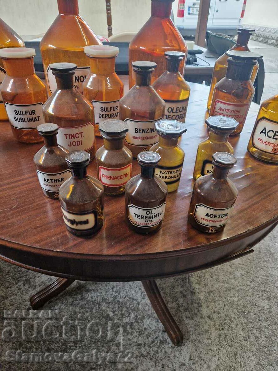 Голям лот антикварни аптекарски шишета с цена € 130.38 | 255.00 лв.