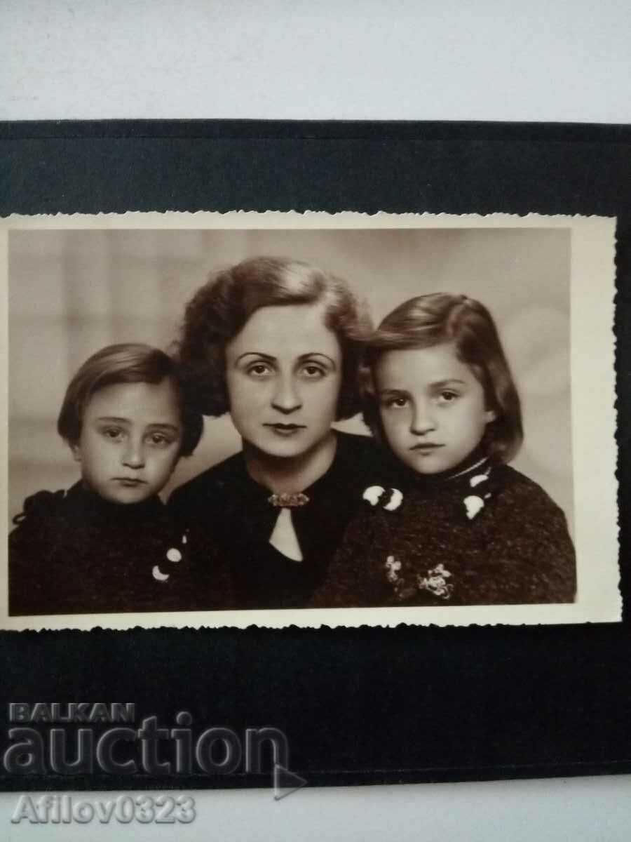 Fotografie veche - mama și noi.