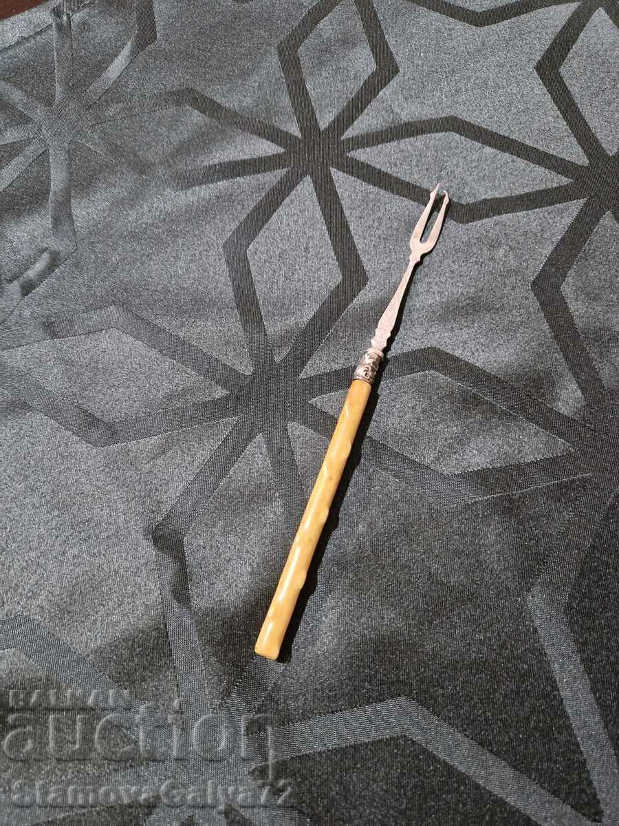 O furculiță unică din argint englezesc antic cu preț € 50.62 | 99.00 BGN O furculiță unică din argint englezesc antic cu preț € 50.62 | 99.00 BGN