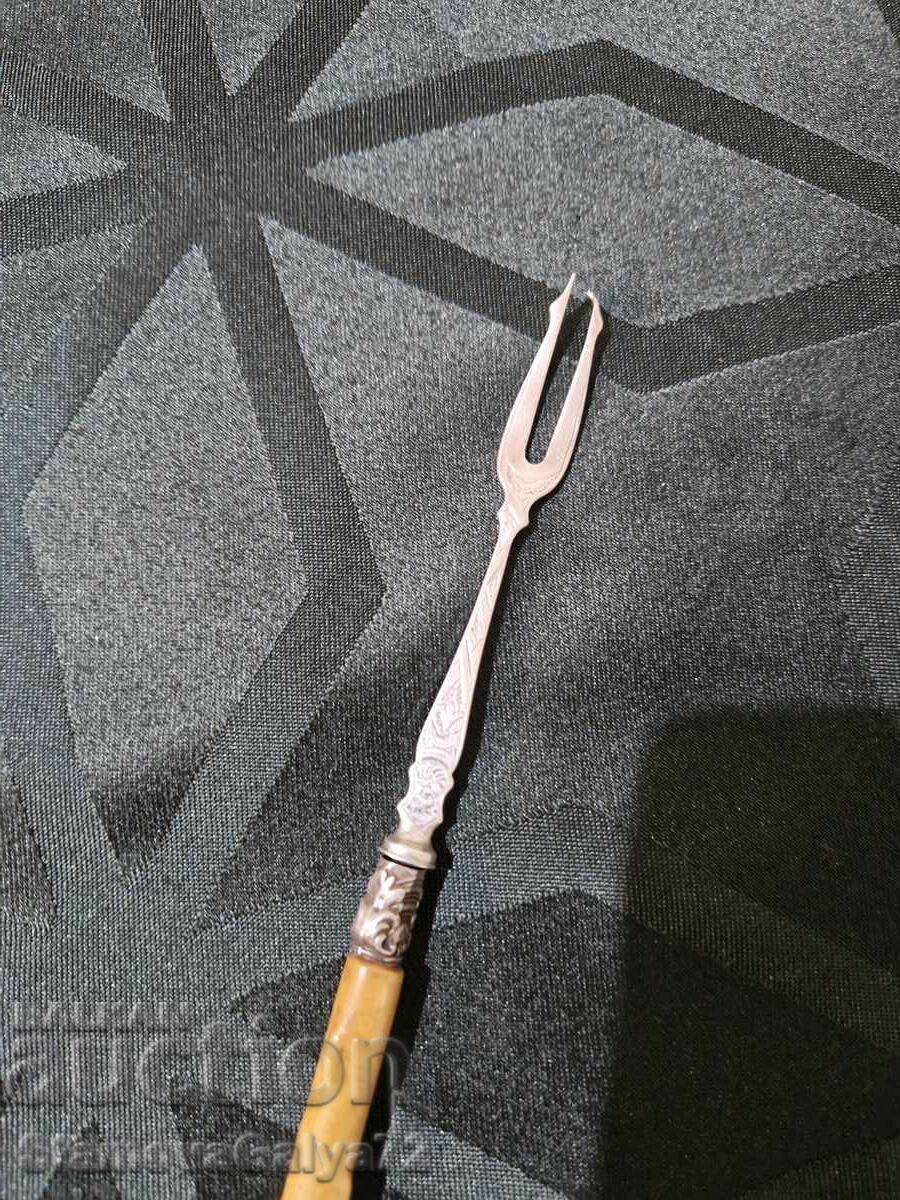 Δημοπρασία Ένα μοναδικό αντίκα αγγλικό ασημένιο πιρούνι Δημοπρασία Ένα μοναδικό αντίκα αγγλικό ασημένιο πιρούνι