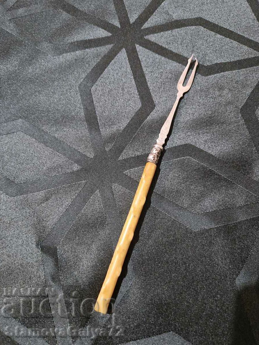 Ένα μοναδικό αντίκα αγγλικό ασημένιο πιρούνι Ένα μοναδικό αντίκα αγγλικό ασημένιο πιρούνι