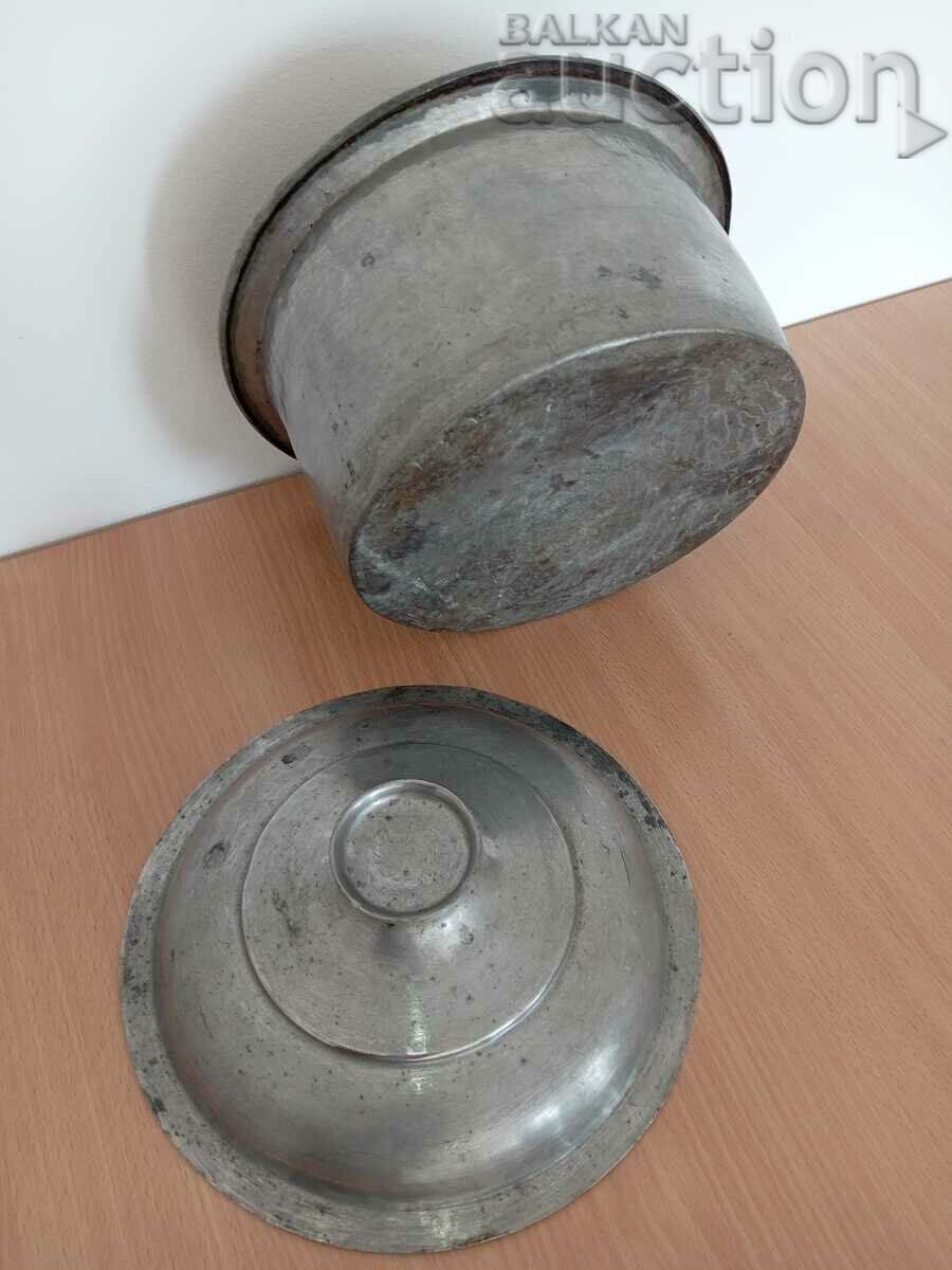 Delivery of Old tin pot, copper pot with lid Delivery of Old tin pot, copper pot with lid