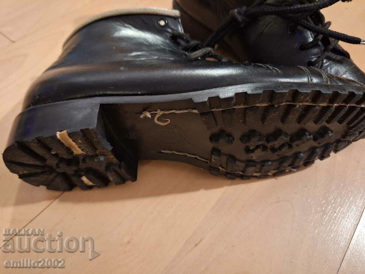 Hiking shoes Pioneer retro social 40 number with price 9.00 BGN | € 4.60