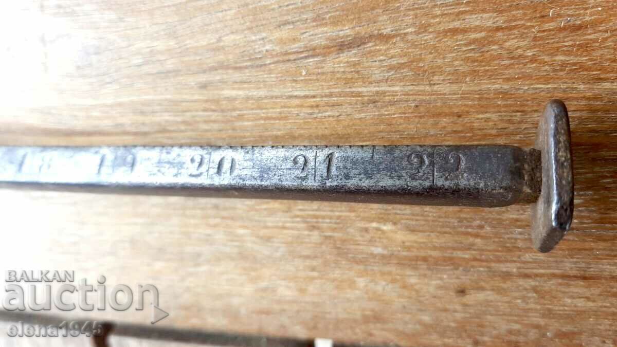 Auction  Antique scale