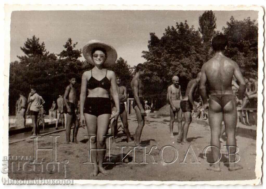 Auction  LOT 5x SMALL OLD PHOTOS FUN NEAR THE POOL D033