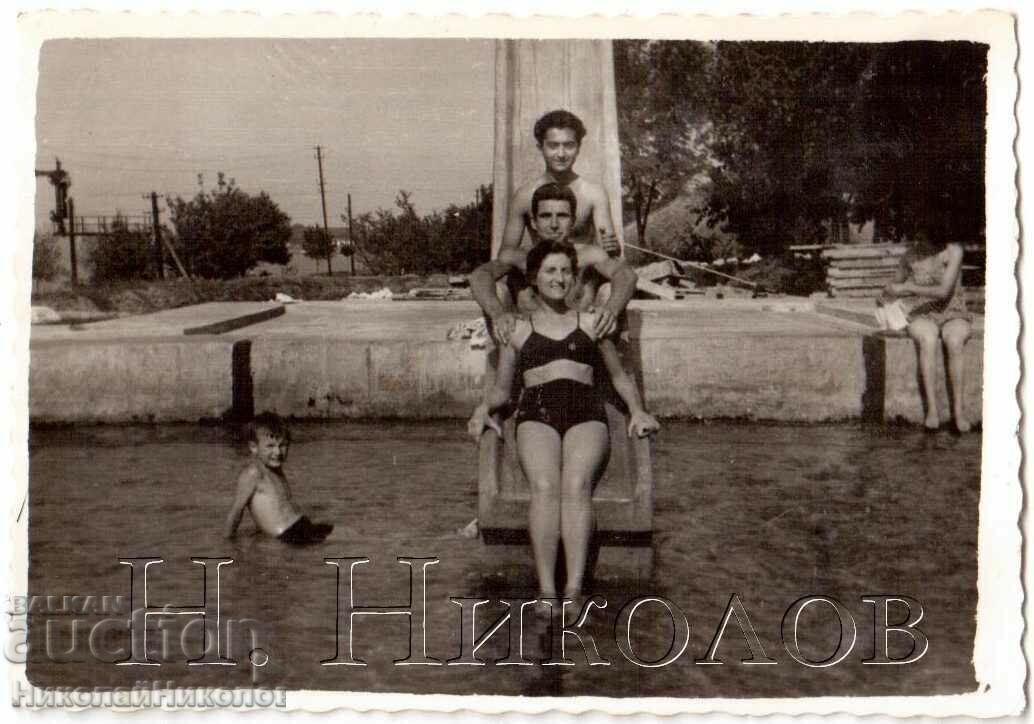 Delivery of LOT 5x SMALL OLD PHOTOS FUN NEAR THE POOL D033