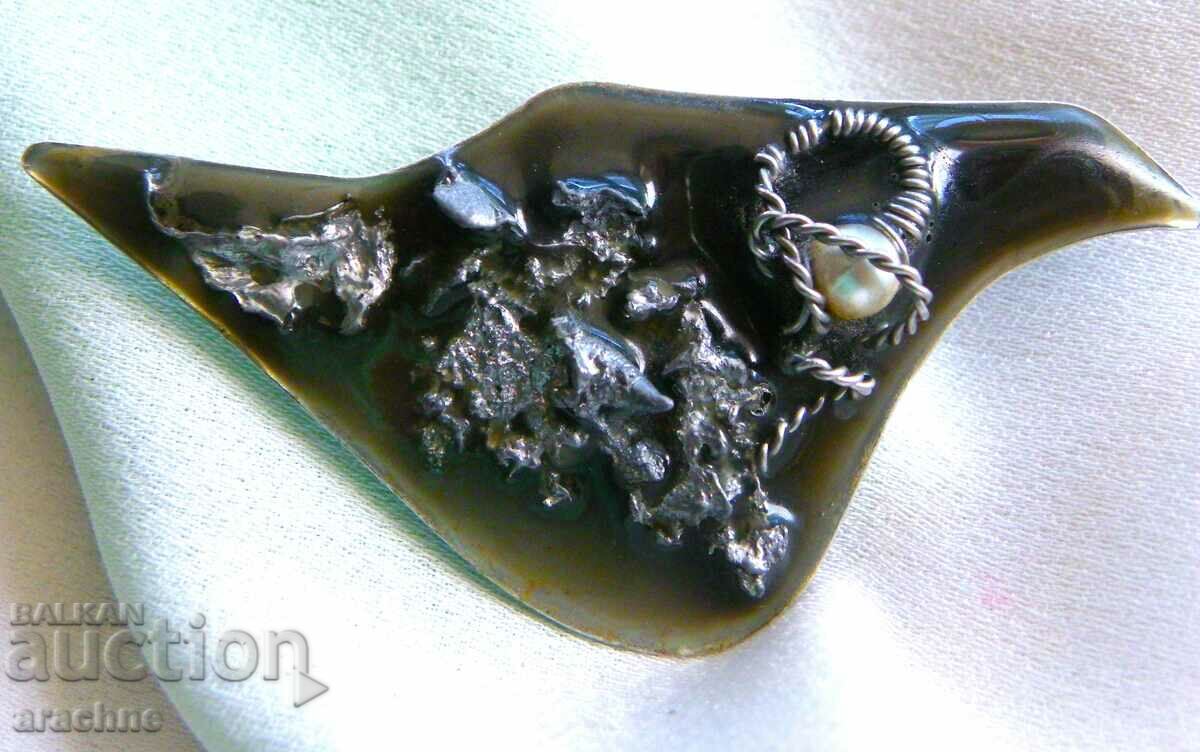 Brooch with two-tone enamel with price 25.00 BGN | € 12.78 Brooch with two-tone enamel with price 25.00 BGN | € 12.78