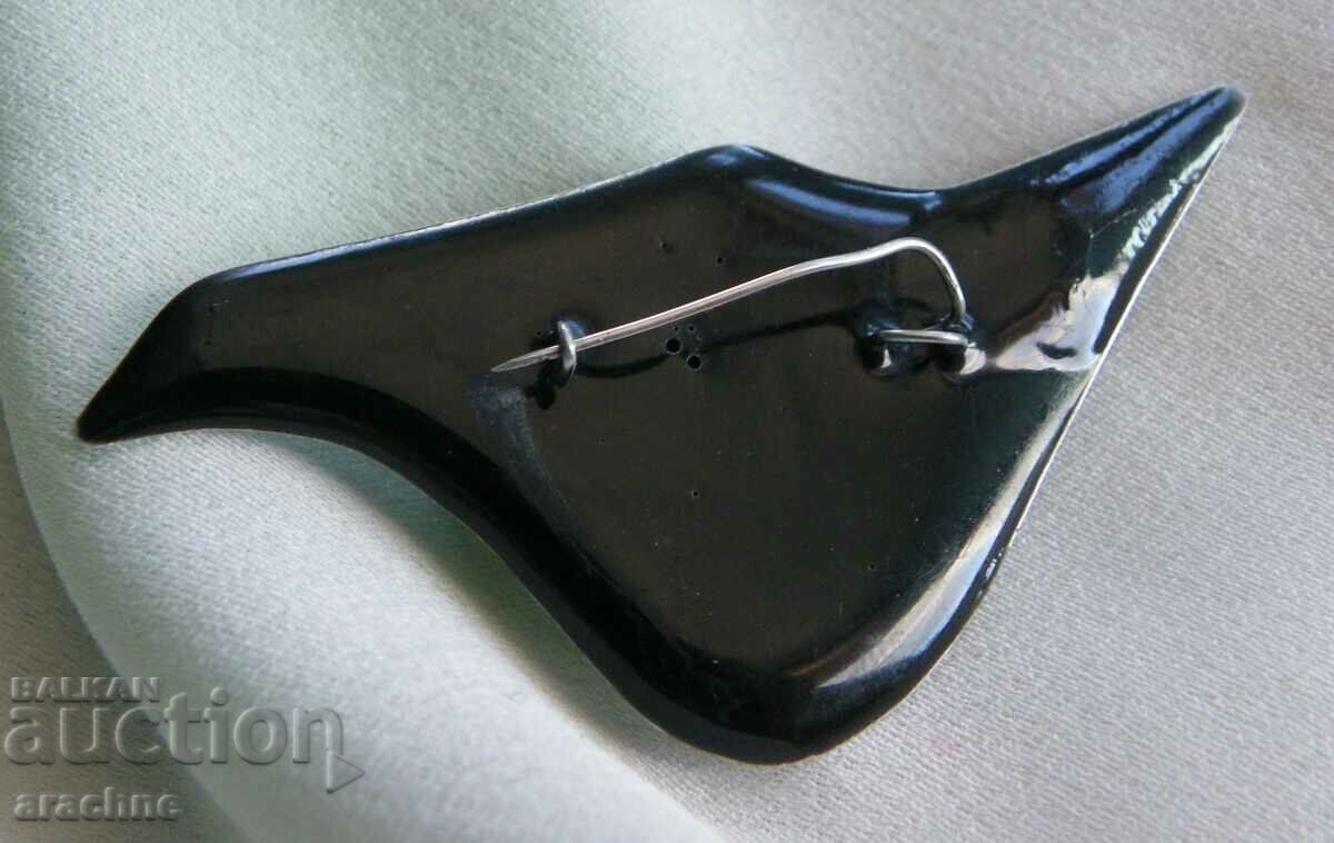 Auction Brooch with two-tone enamel Auction Brooch with two-tone enamel