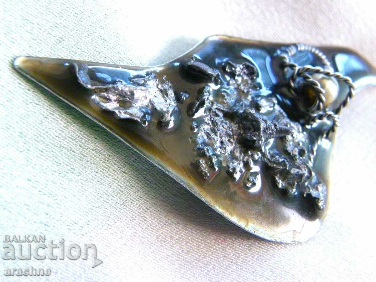 Delivery of Brooch with two-tone enamel Delivery of Brooch with two-tone enamel