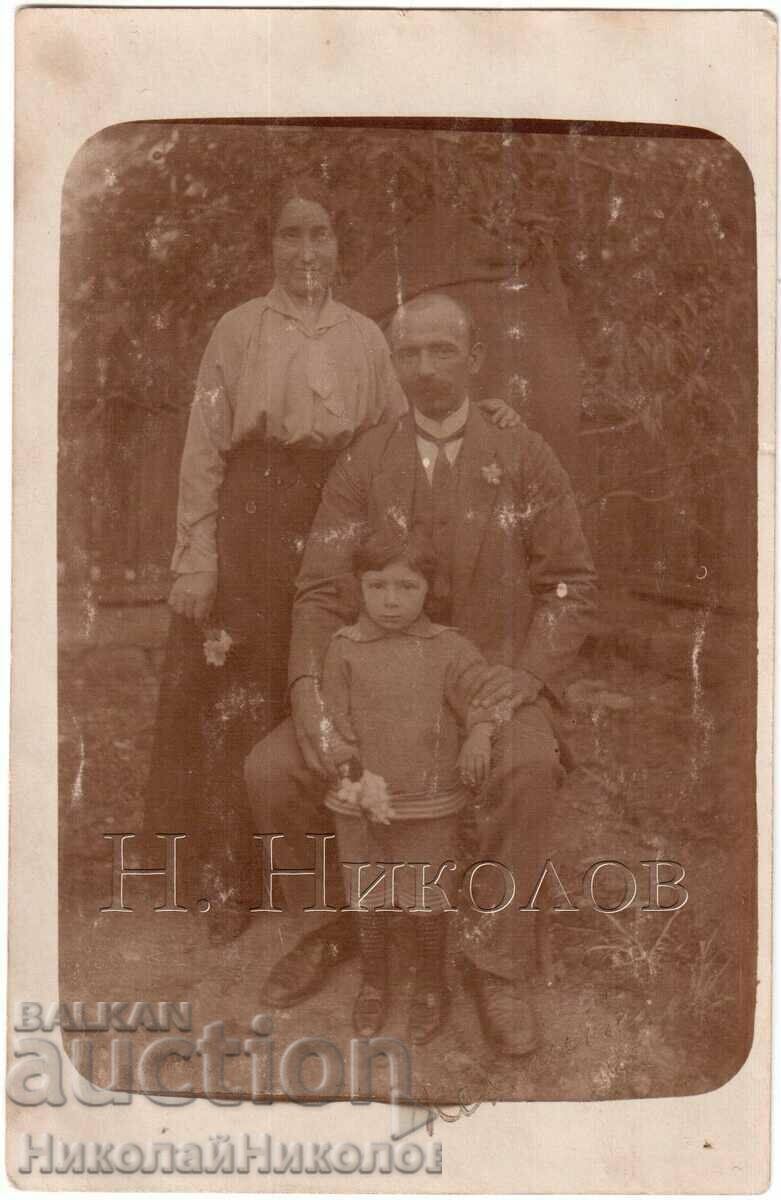 1917 СТАРА СНИМКА ЛЯСКОВЕЦ СЕМЕЙСТВО В ДВОРА Д059