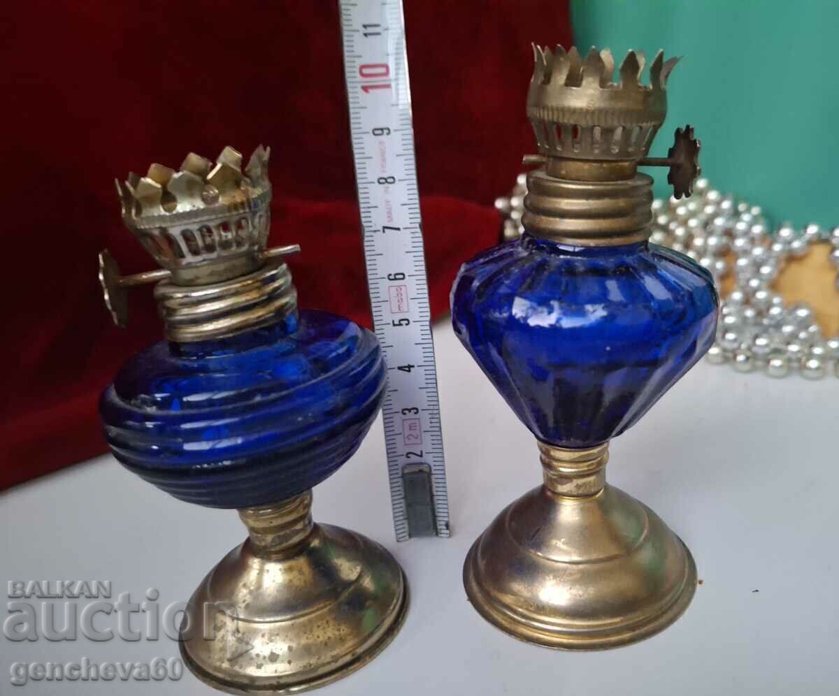 Lămpi vechi cu ulei din sticlă de cobalt cu preț € 20.00 | 39.12 BGN Lămpi vechi cu ulei din sticlă de cobalt cu preț € 20.00 | 39.12 BGN