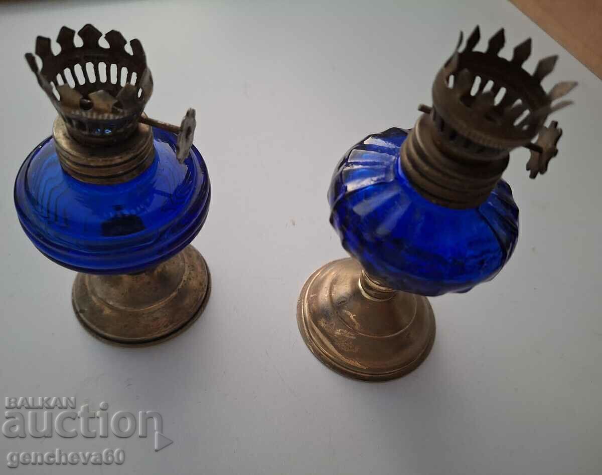 Livrarea Lămpi vechi cu ulei din sticlă de cobalt Livrarea Lămpi vechi cu ulei din sticlă de cobalt