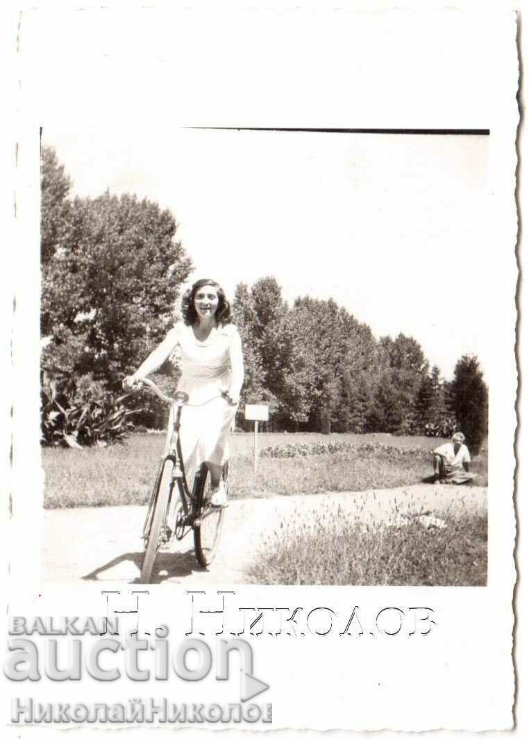 SMALL OLD PHOTO YOUNG WOMAN RIDING A BIKE IN THE PARK D068