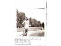 SMALL OLD PHOTO YOUNG WOMAN RIDING A BIKE IN THE PARK D068