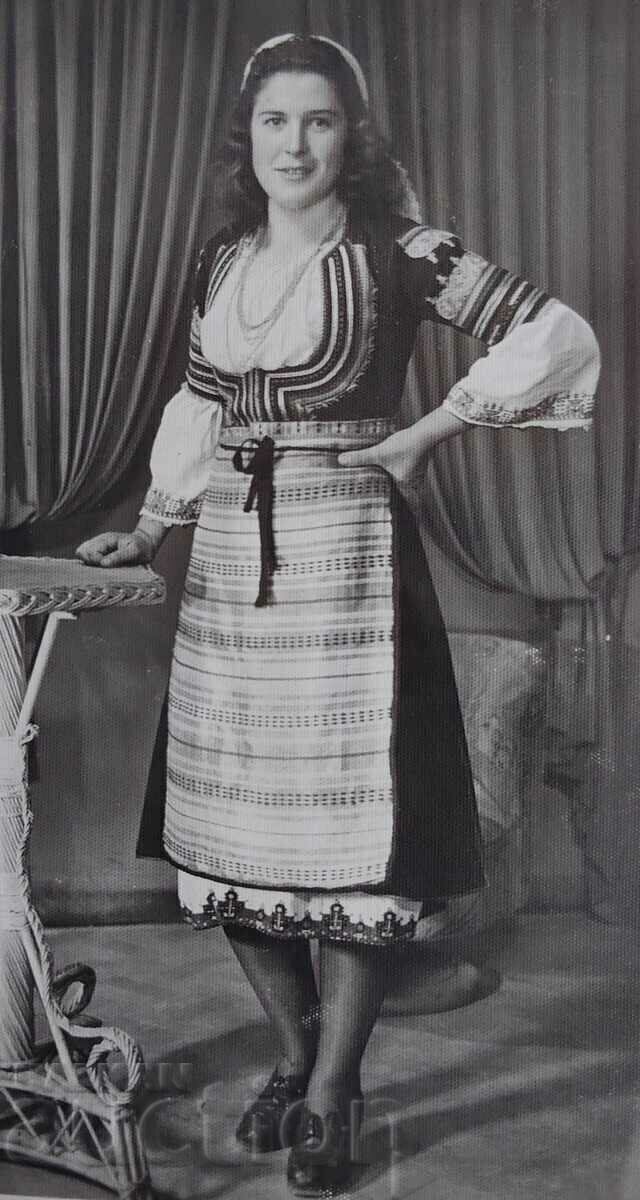 Auction KUSTENDILSKA SAYA SUKMAN WEARING APRON SHIRT WOMAN PHOTO Auction KUSTENDILSKA SAYA SUKMAN WEARING APRON SHIRT WOMAN PHOTO