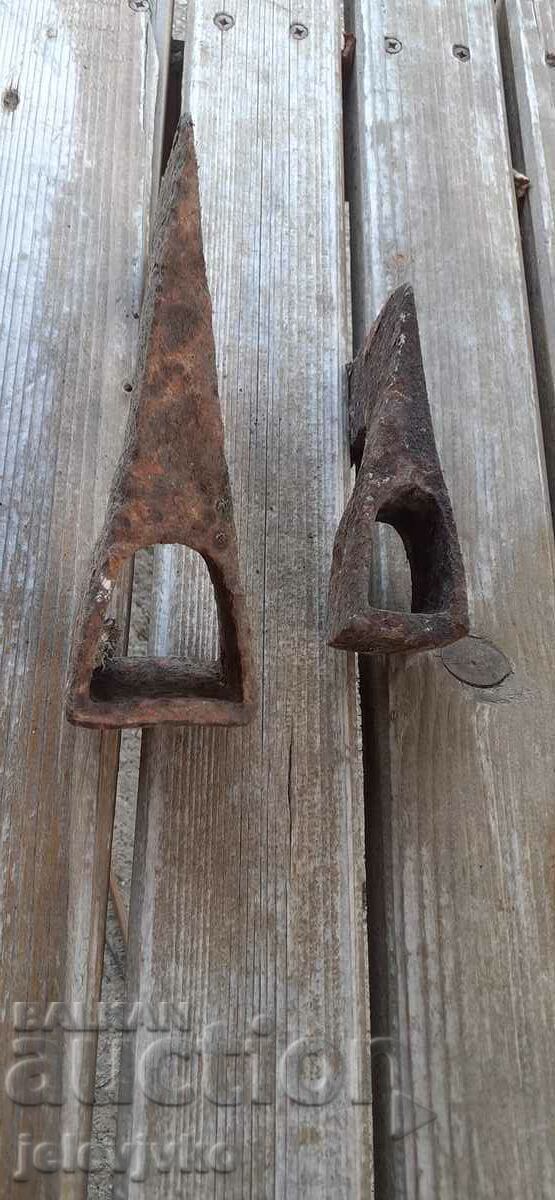 Lotul de două topoare cu preț € 23.01 | 45.00 BGN Lotul de două topoare cu preț € 23.01 | 45.00 BGN