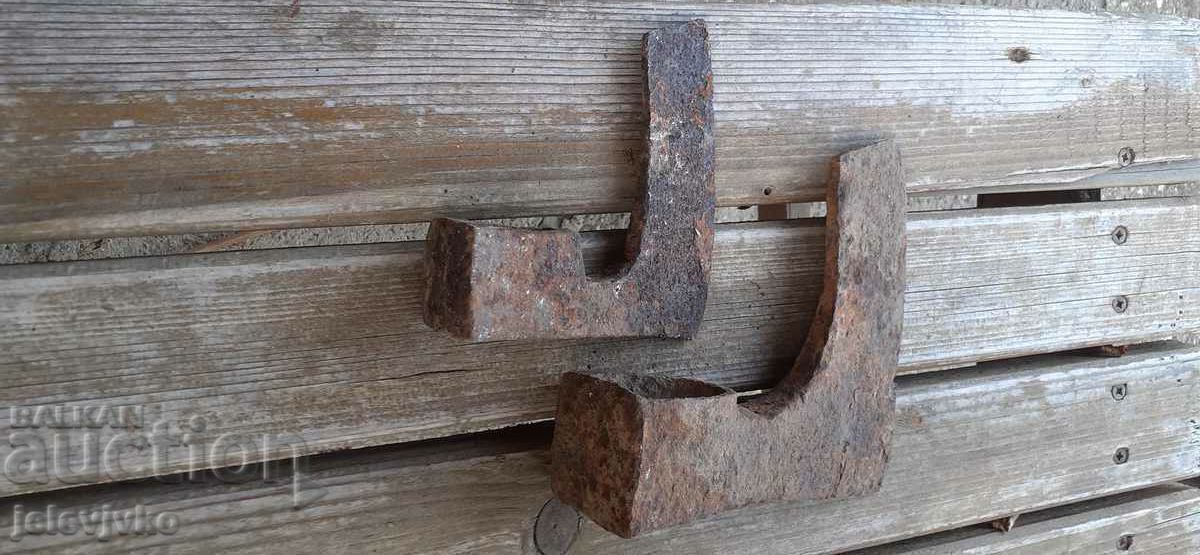 Licitație Lotul de două topoare Licitație Lotul de două topoare