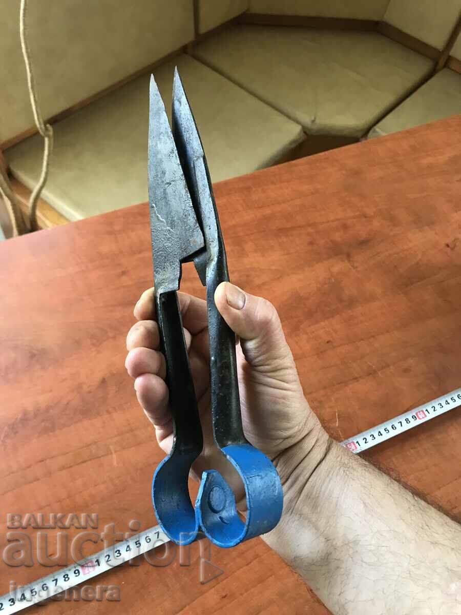 Auction  INTERIOR SCISSORS