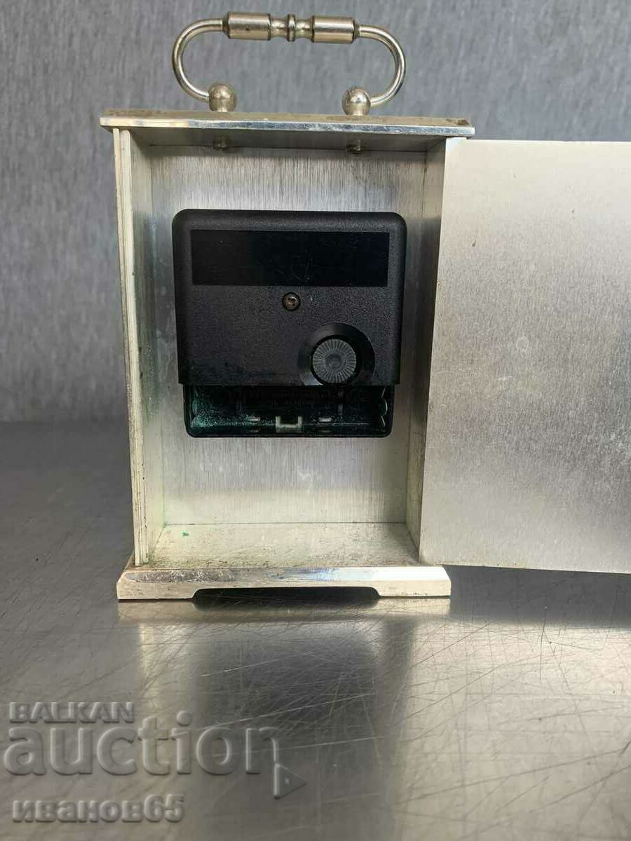 Delivery of desk clock Delivery of desk clock