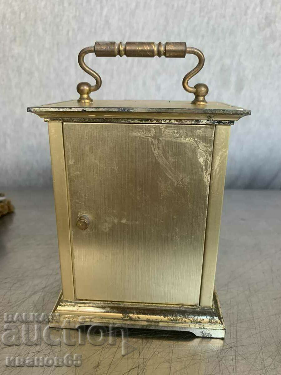 Delivery of desk clock Delivery of desk clock