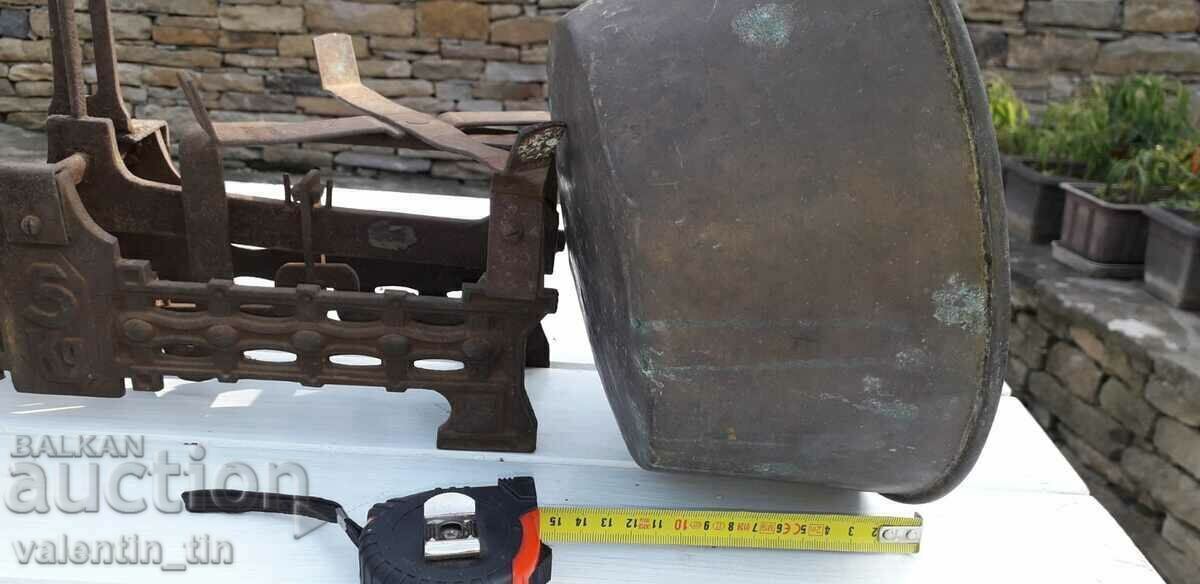 Delivery of Old scales, scales with grams, weights without missing. Delivery of Old scales, scales with grams, weights without missing.