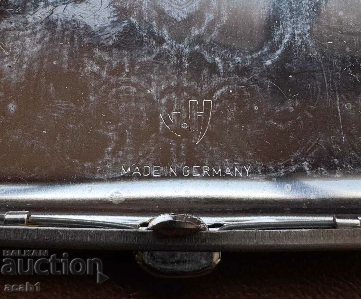 Auction  The snuff box