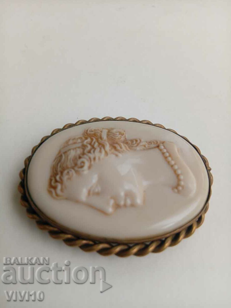 Brosa antica, aurita, os cu preț 80.00 BGN | € 40.90 Brosa antica, aurita, os cu preț 80.00 BGN | € 40.90