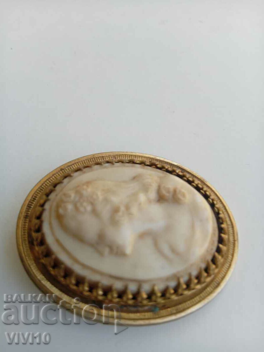 Brosa englezeasca antica, aurita, os cu preț 80.00 BGN | € 40.90 Brosa englezeasca antica, aurita, os cu preț 80.00 BGN | € 40.90