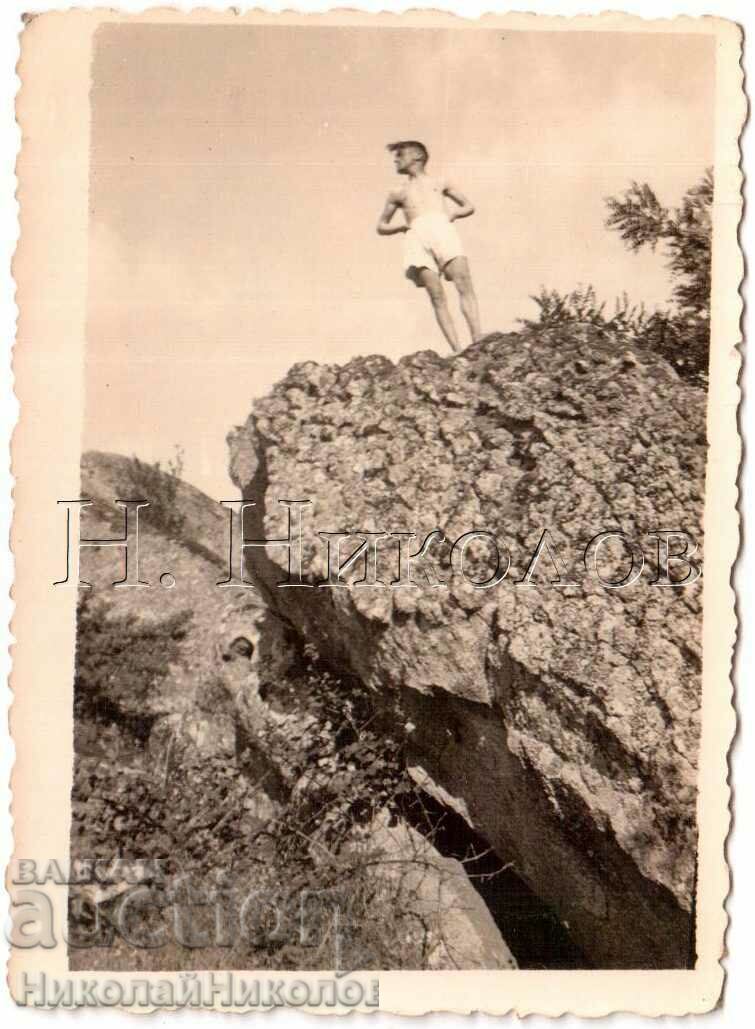 1941 MICĂ FOTO VECHE MACEDONIA ORAȘUL PRILEP TANĂR EROU D071