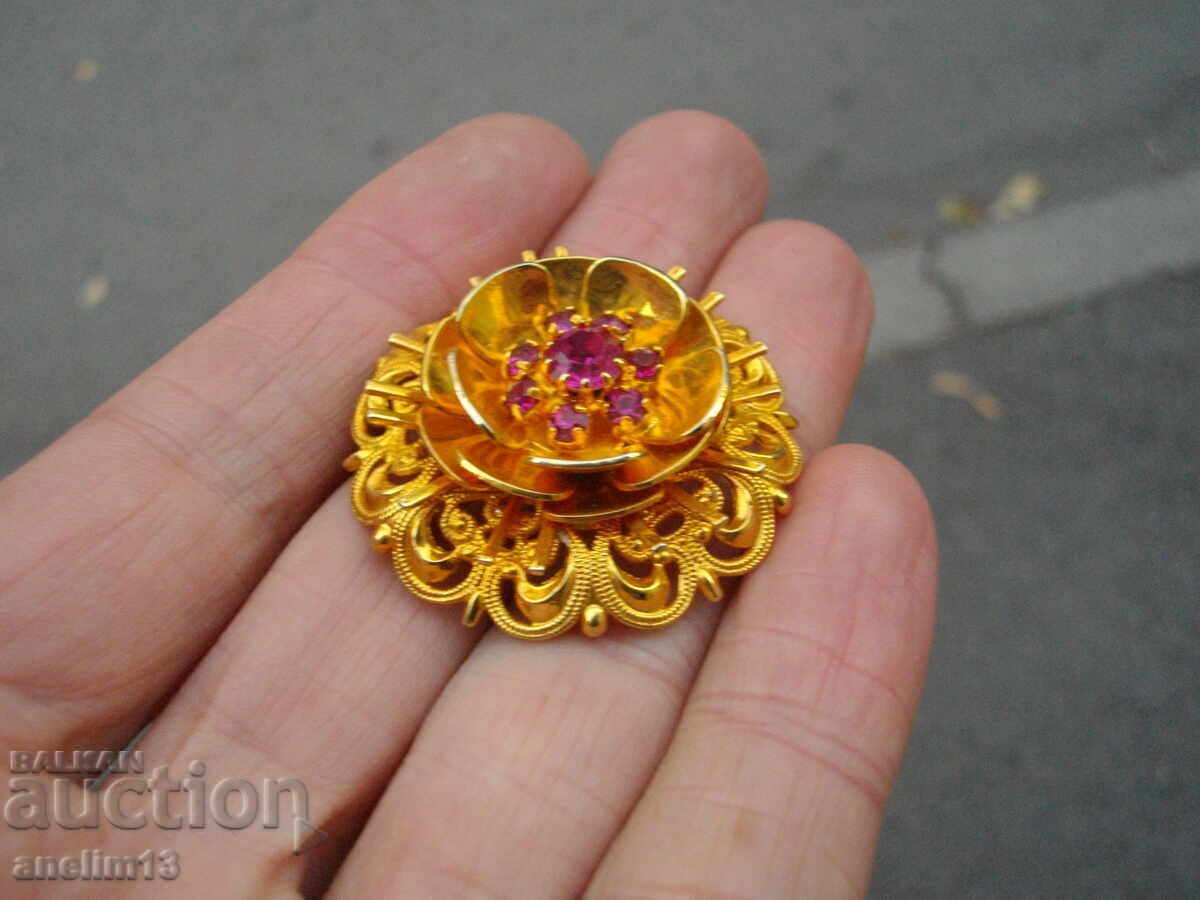 СТАРА ПОЗЛАТЕНА БРОШКА с цена € 18.00 | 35.20 лв. СТАРА ПОЗЛАТЕНА БРОШКА с цена € 18.00 | 35.20 лв.