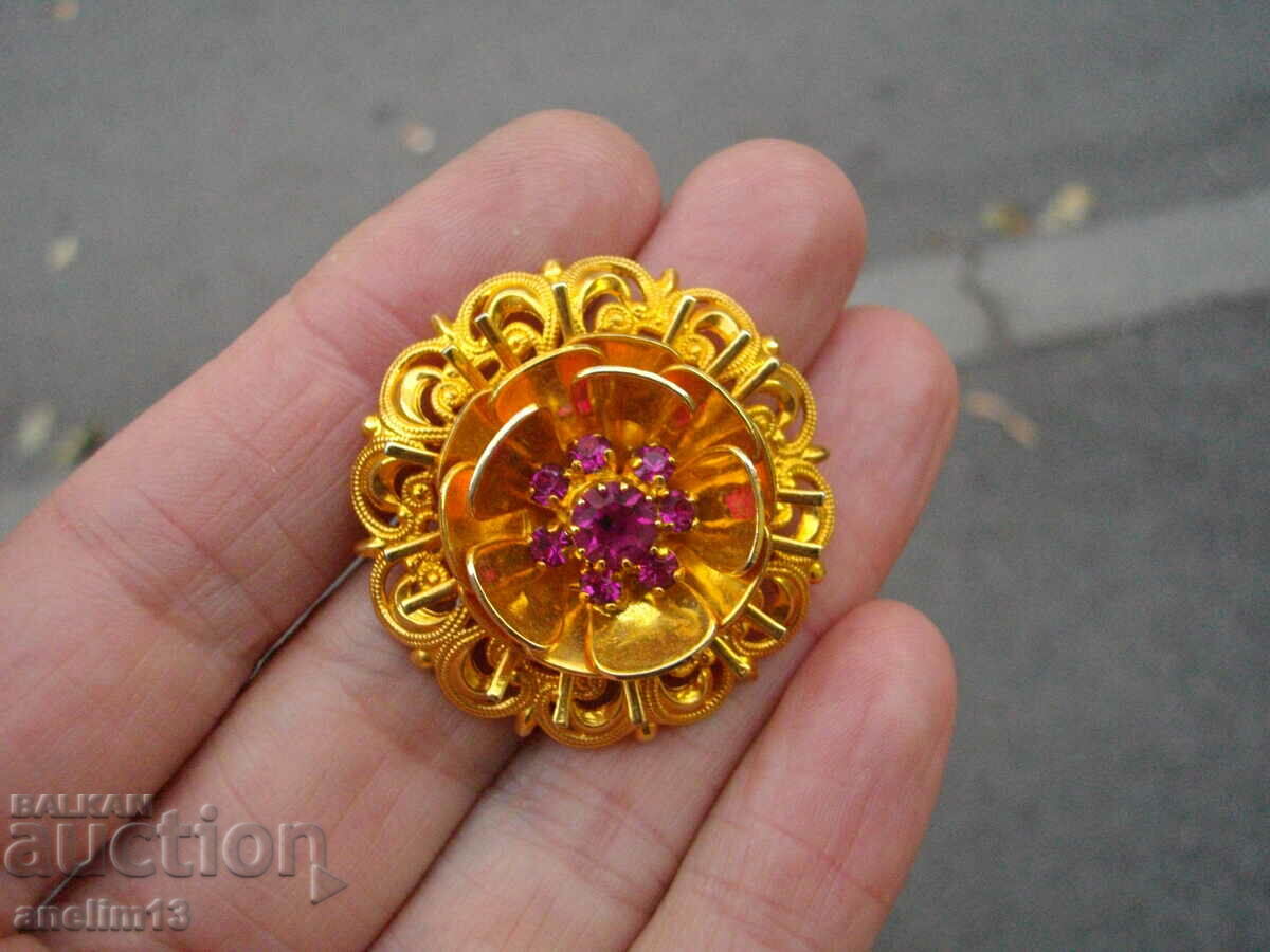 Licitație O broșă veche aurită