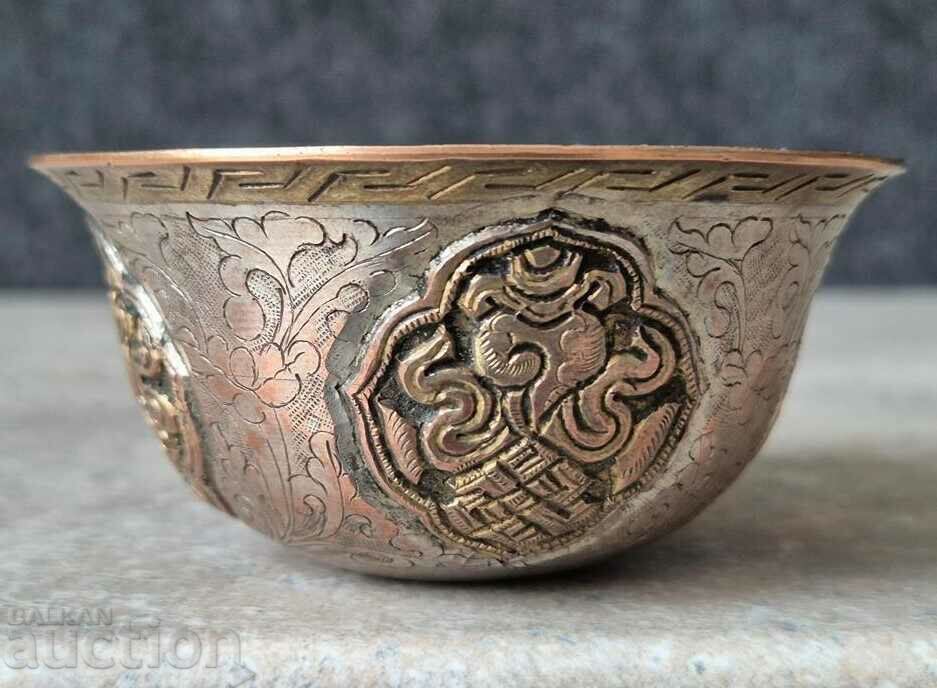 Уникално Възрожденско сечан 19 век позлатено Чипровско тасче с цена 740.00 лв. | € 378.36 Уникално Възрожденско сечан 19 век позлатено Чипровско тасче с цена 740.00 лв. | € 378.36