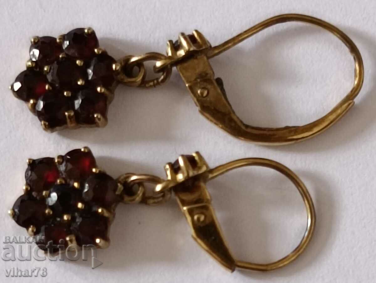 Cercei din aur de 8 carate cu granate boem cu preț 299.99 BGN | € 153.38 Cercei din aur de 8 carate cu granate boem cu preț 299.99 BGN | € 153.38