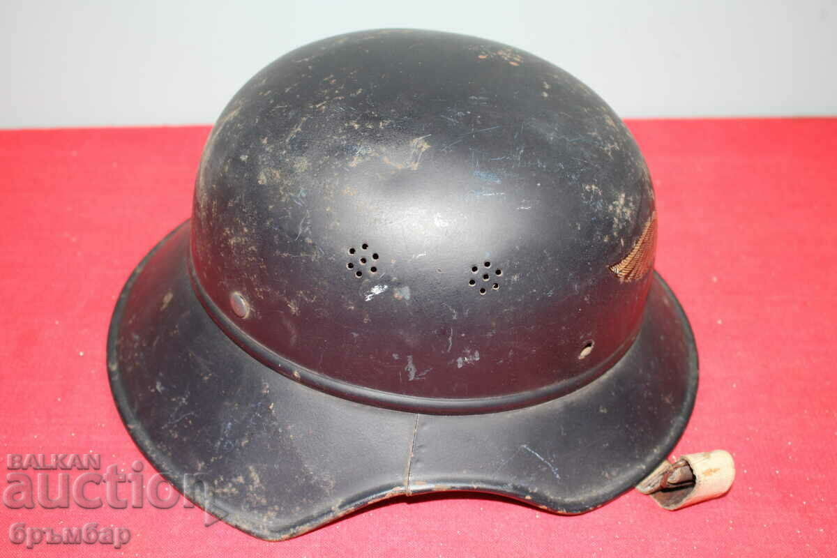 Немска каска Luftschutz в оригинален цвят. Комплектна - 5 Немска каска Luftschutz в оригинален цвят. Комплектна - 5