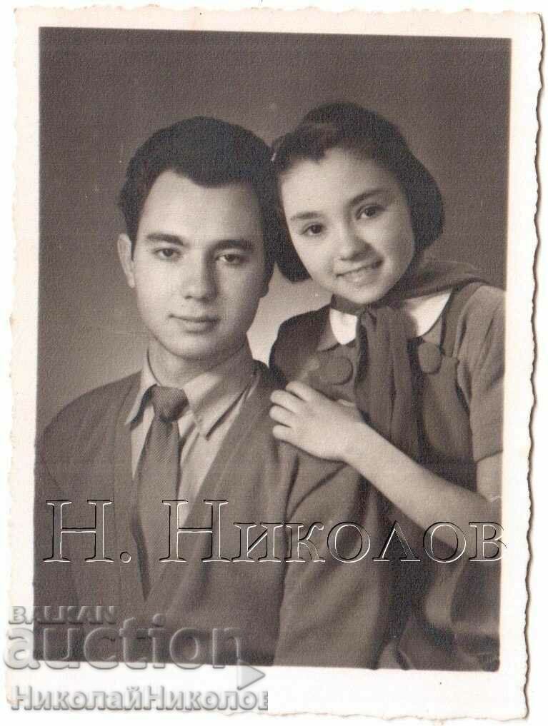 1957 FOTO MIC VECHI PIONIER FRAT SI SORĂ ÎN STUDIO D073