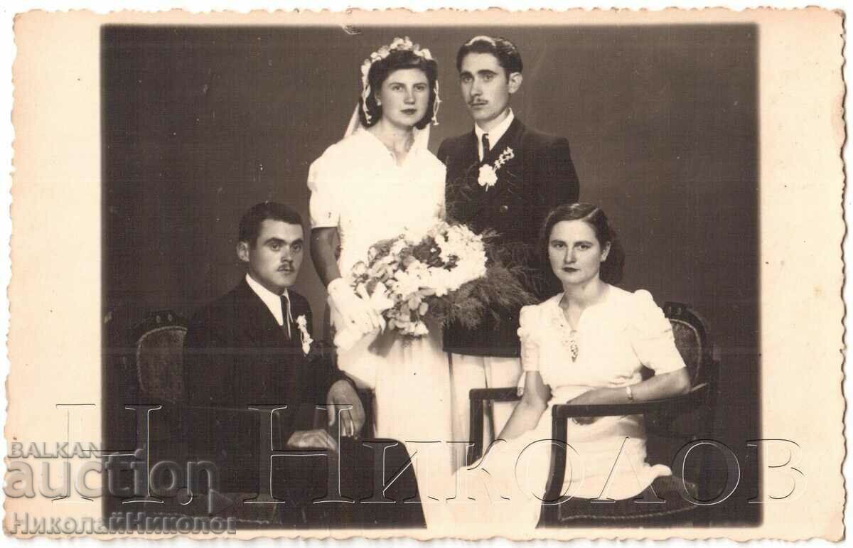 OLD PHOTO WEDDING BRIDE AND GROOMS IN STUDIO D077