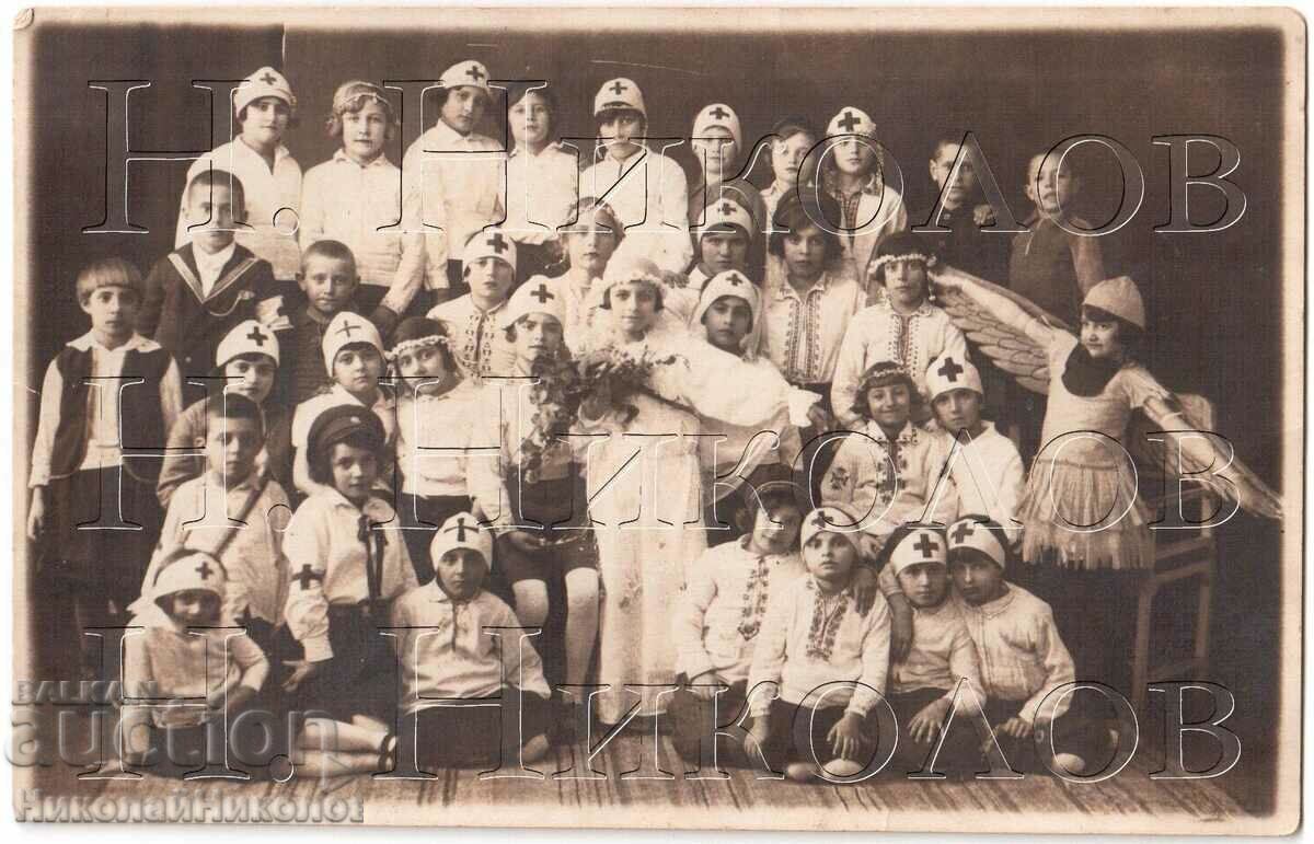 OLD PHOTO CHILDREN IN RED CROSS STUDIO D078 OLD PHOTO CHILDREN IN RED CROSS STUDIO D078