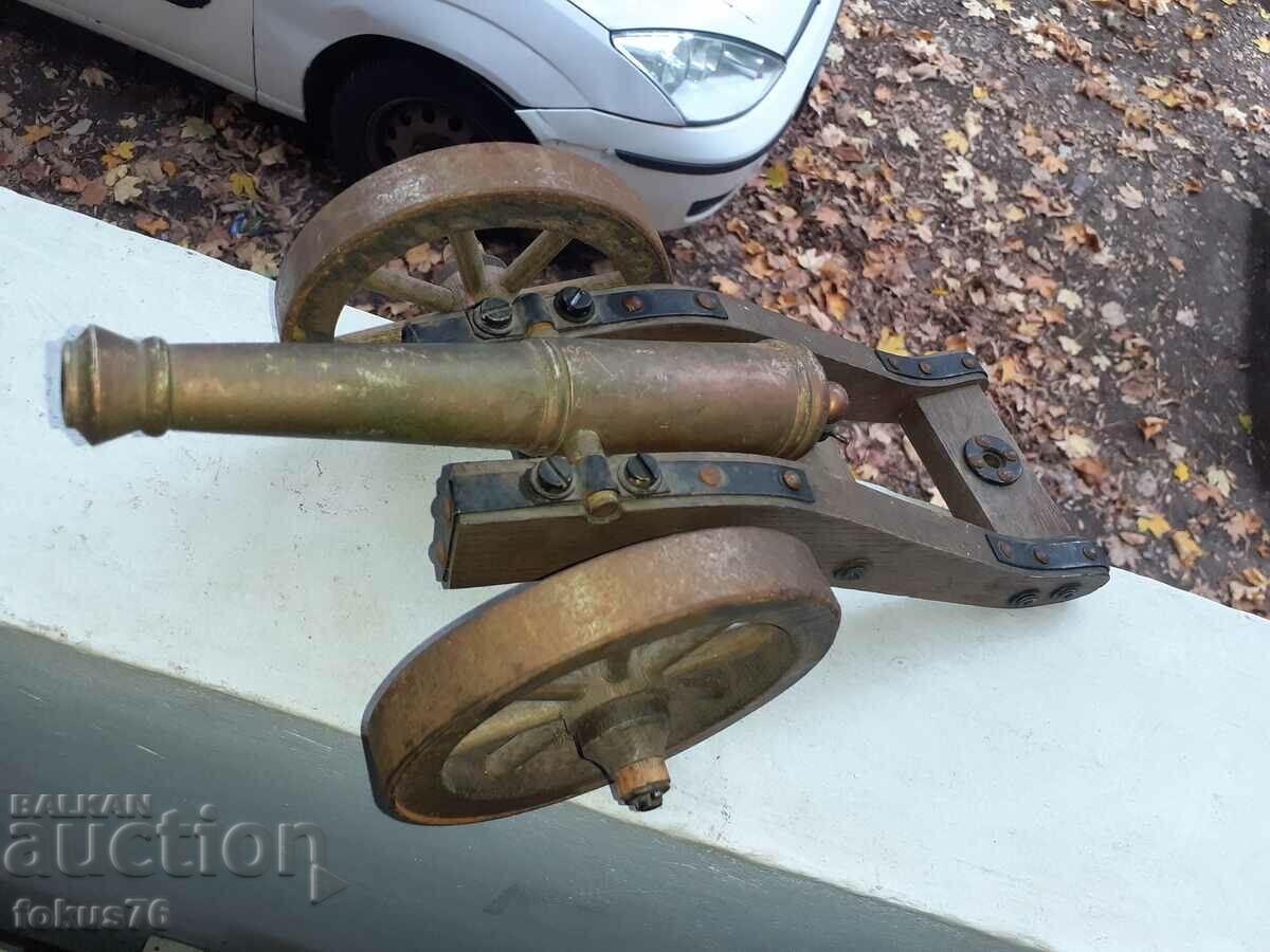 Auction  Incredible iron cannon top howitzer heavy and massive