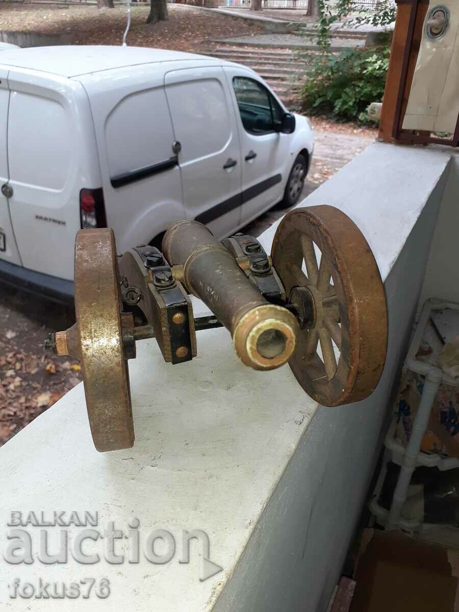 Delivery of Incredible iron cannon top howitzer heavy and massive