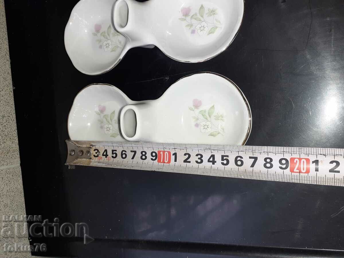 A pair of Bulgarian porcelain salt shakers - 6 A pair of Bulgarian porcelain salt shakers - 6