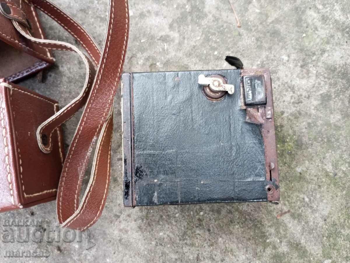 Παλιά κάμερα με δερμάτινη θήκη με τιμή € 12.00 | 23.47 BGN