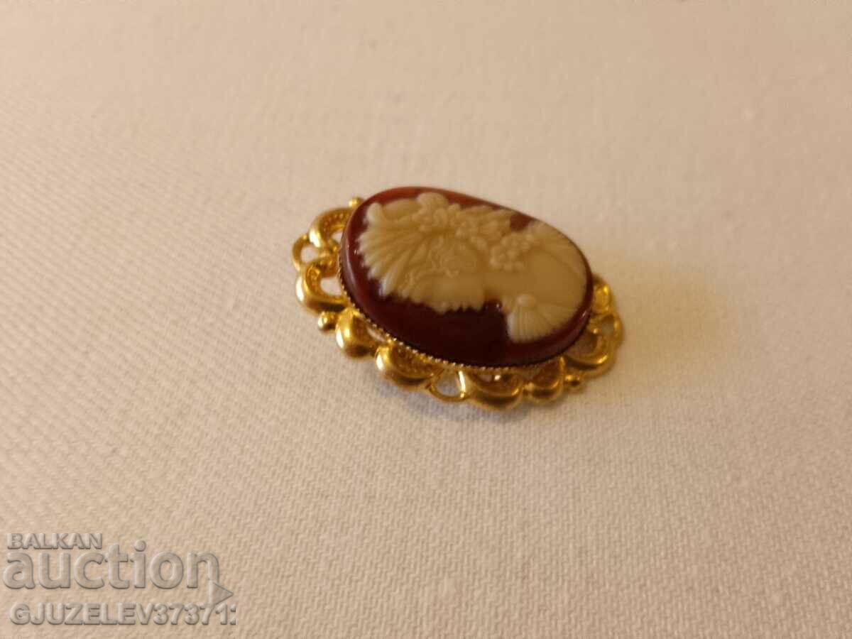 Auction Antique cameo brooch Auction Antique cameo brooch