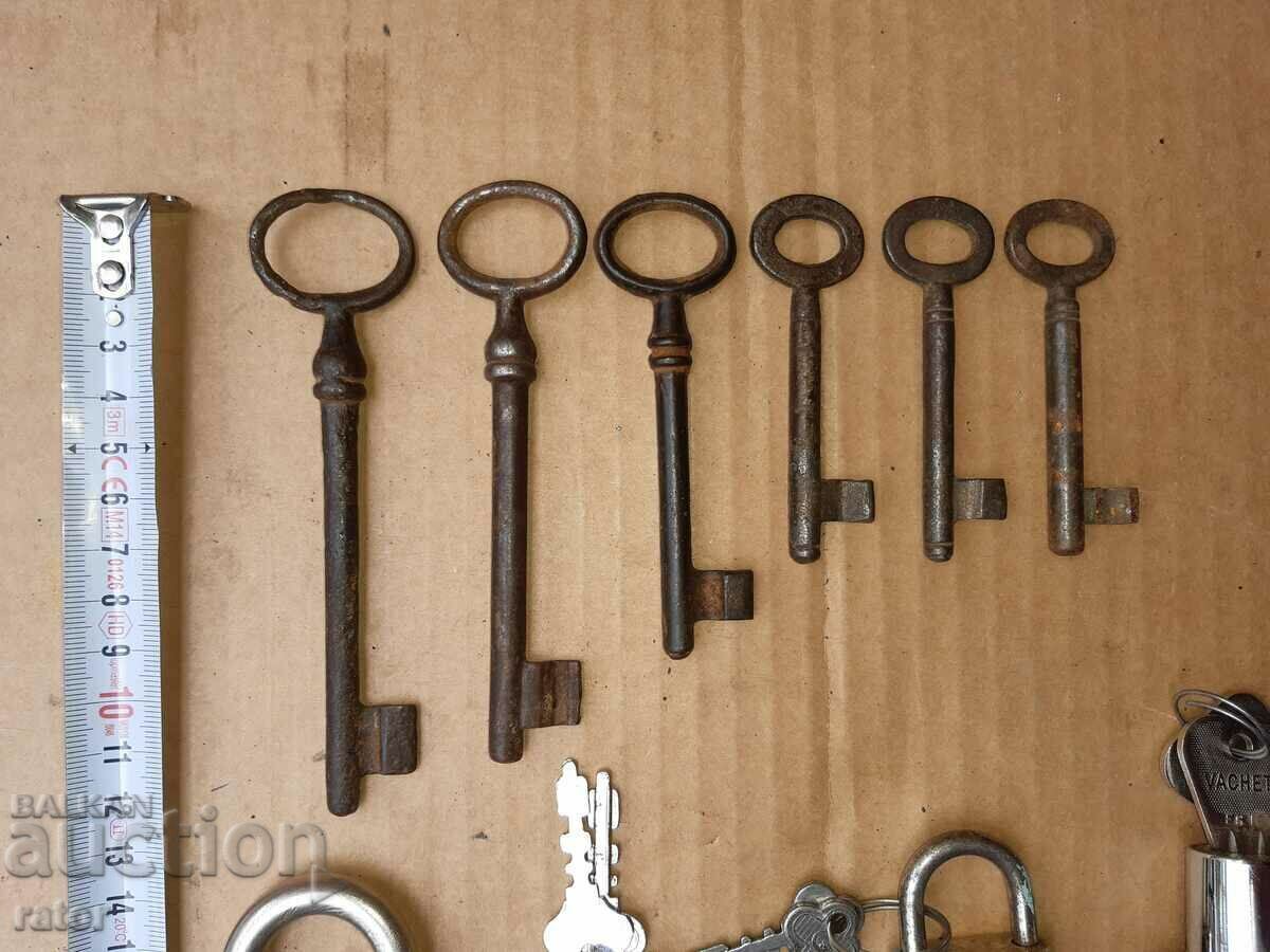 Auction  Old keys, padlocks, lock - 9 pieces