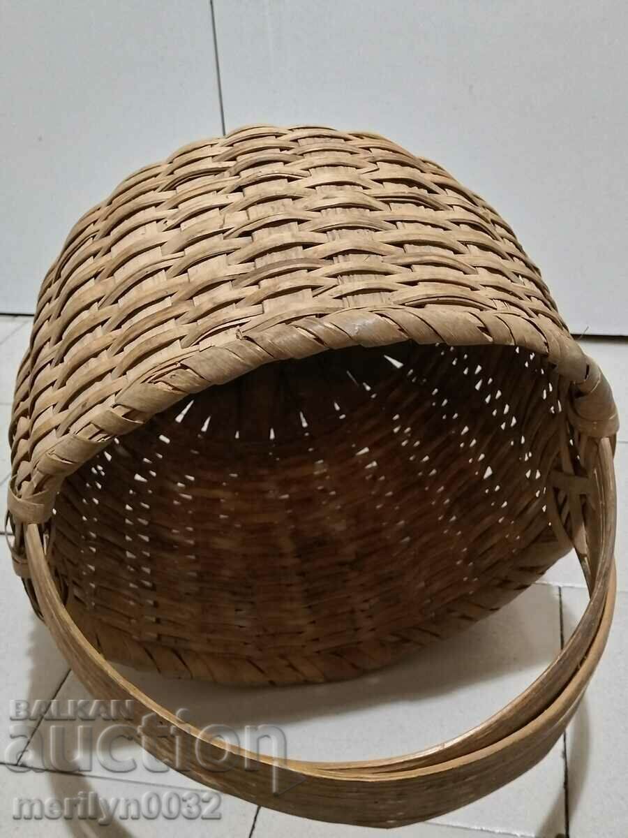 Auction  Old wicker basket paner basket