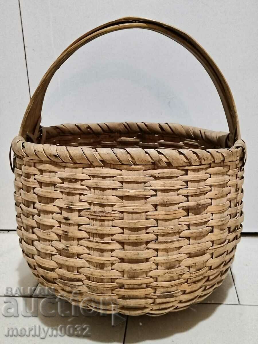 Old wicker basket paner basket