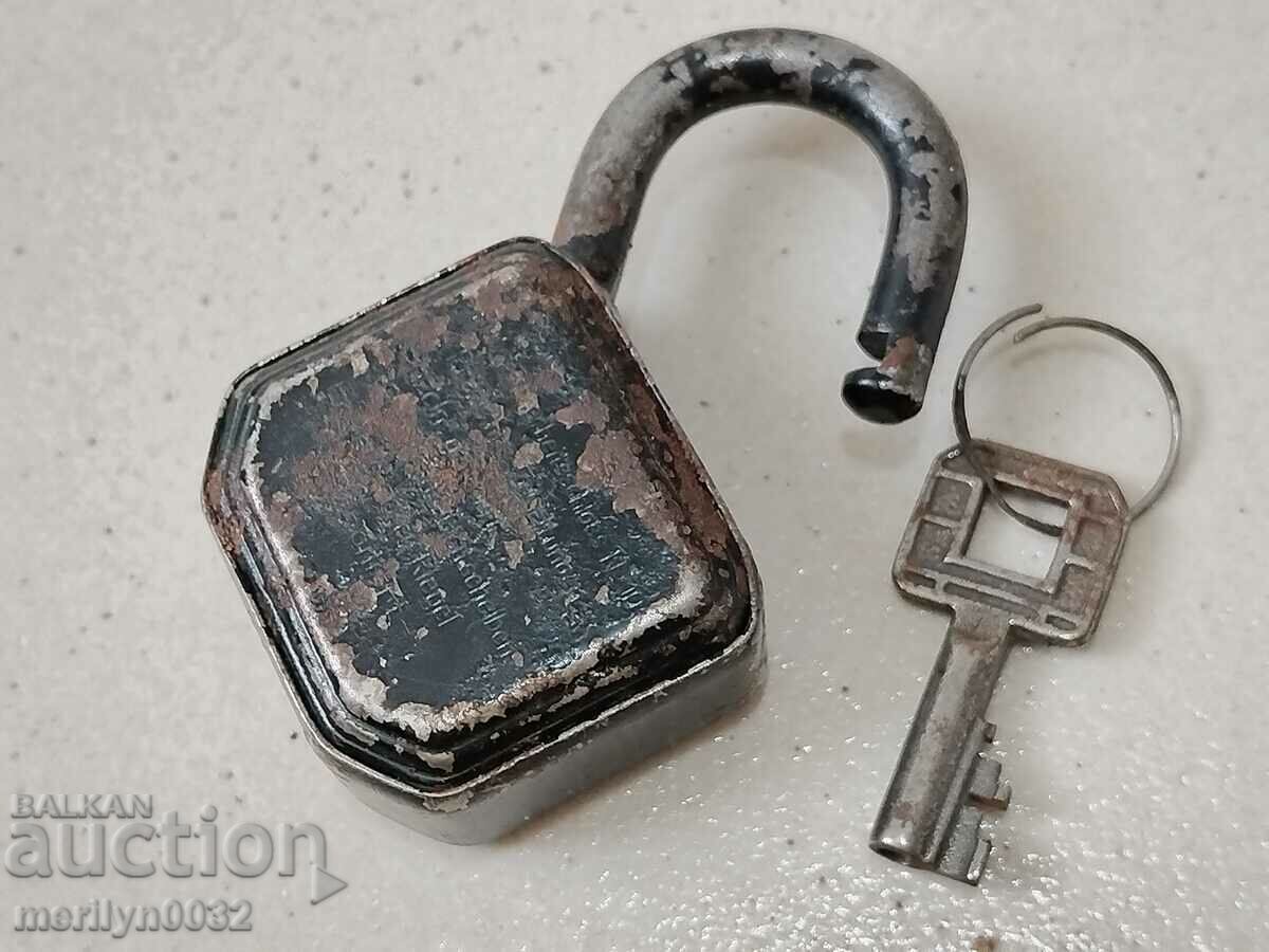 Delivery of Old padlock with padlock padlock, latch, suitcase Delivery of Old padlock with padlock padlock, latch, suitcase