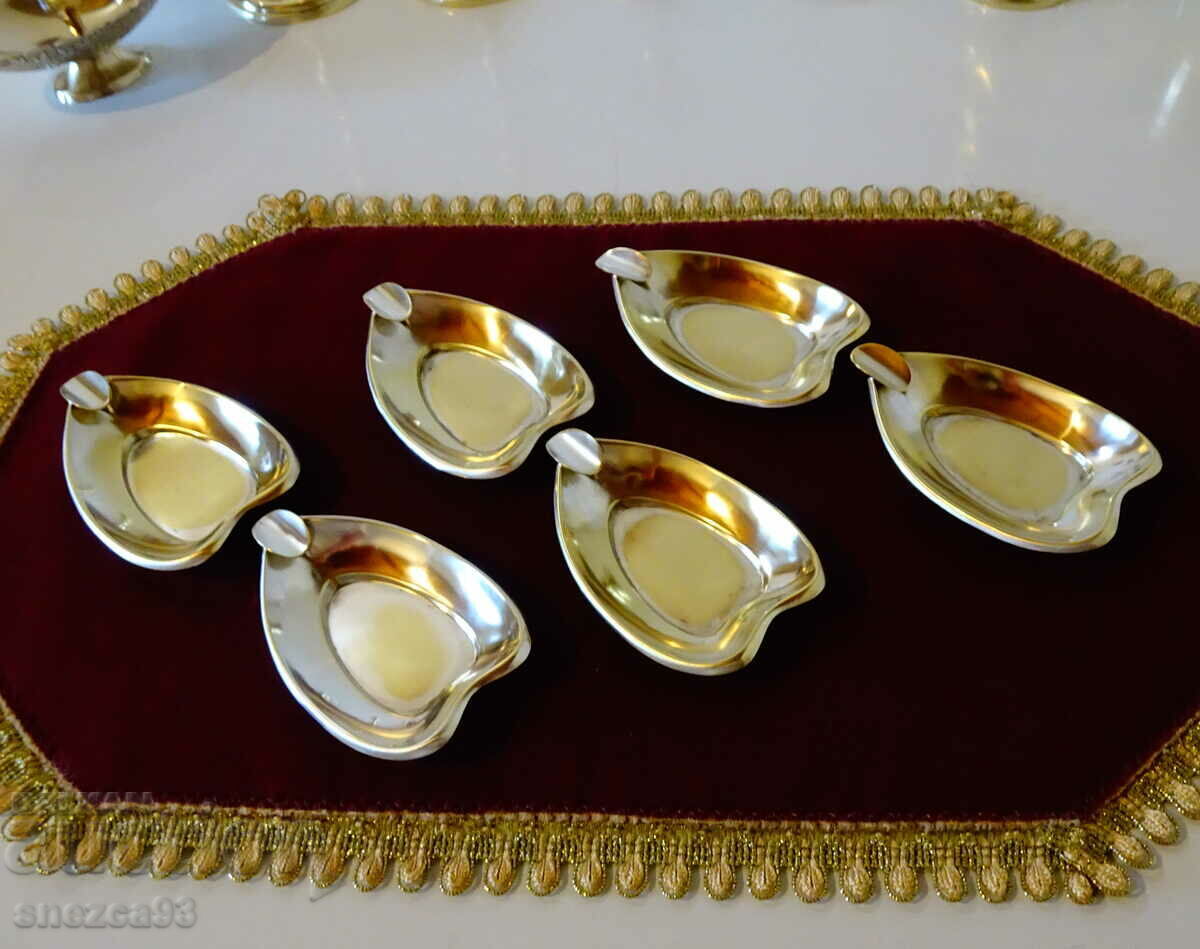 Посребрни месингови пепелници 6 броя. с цена 18.00 лв. | € 9.20 Посребрни месингови пепелници 6 броя. с цена 18.00 лв. | € 9.20