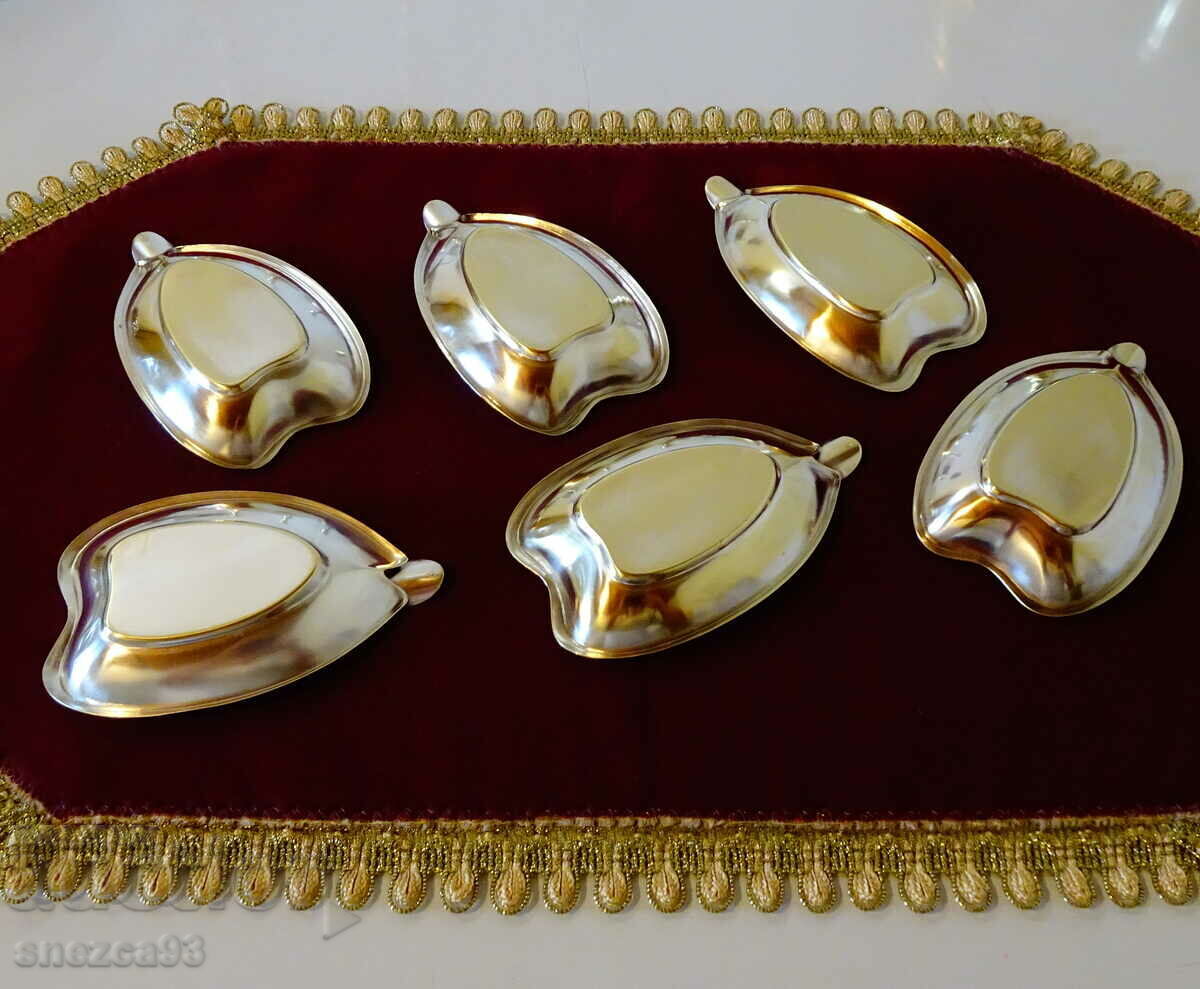 Аукцион Посребрни месингови пепелници 6 броя. Аукцион Посребрни месингови пепелници 6 броя.